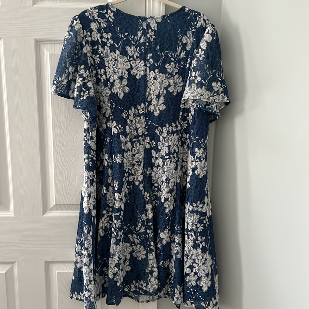 Jessica Howard woman’s plus Dusty blue, white and touches of gold flowered dress - Picture 2 of 4